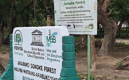 Empfangsschild des Arabuko-Sokoke-Nationalparks