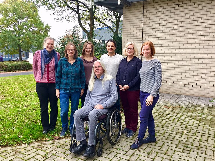 Dietmar Pieper (center) with his HZI research group