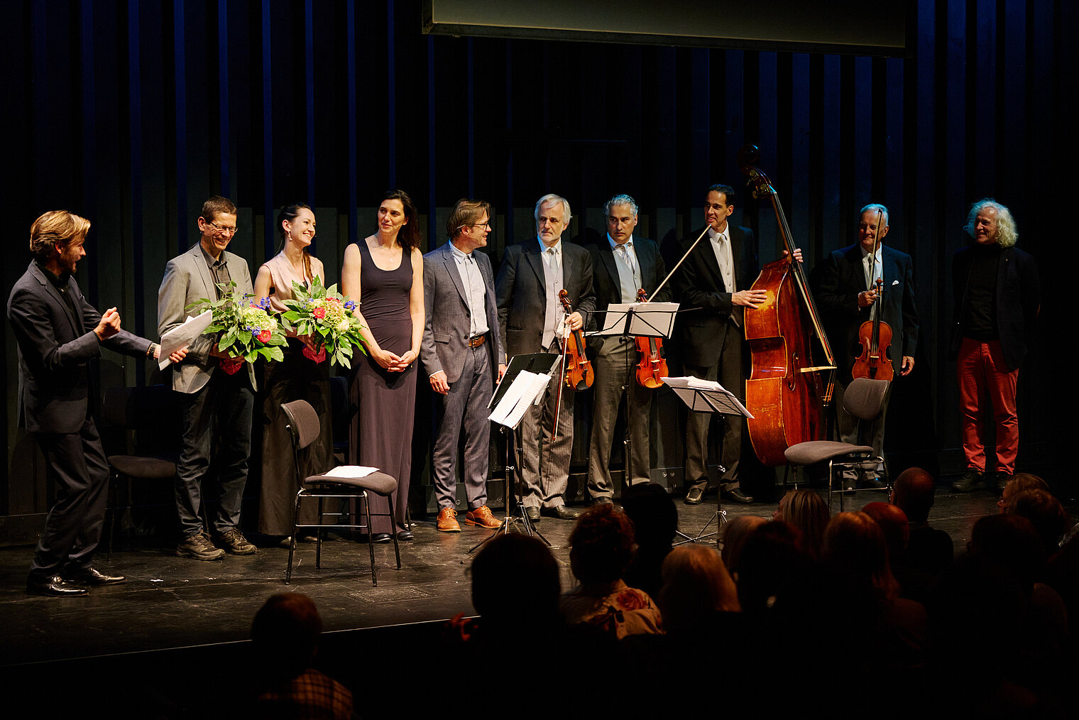 Musiker und Forscher:innen des HZI auf der Bühne bei "Sounds and Science: Musik und Infektionen"