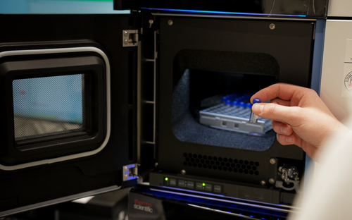 Analyse von Naturstoffen mittels Flüssigchromatographie.