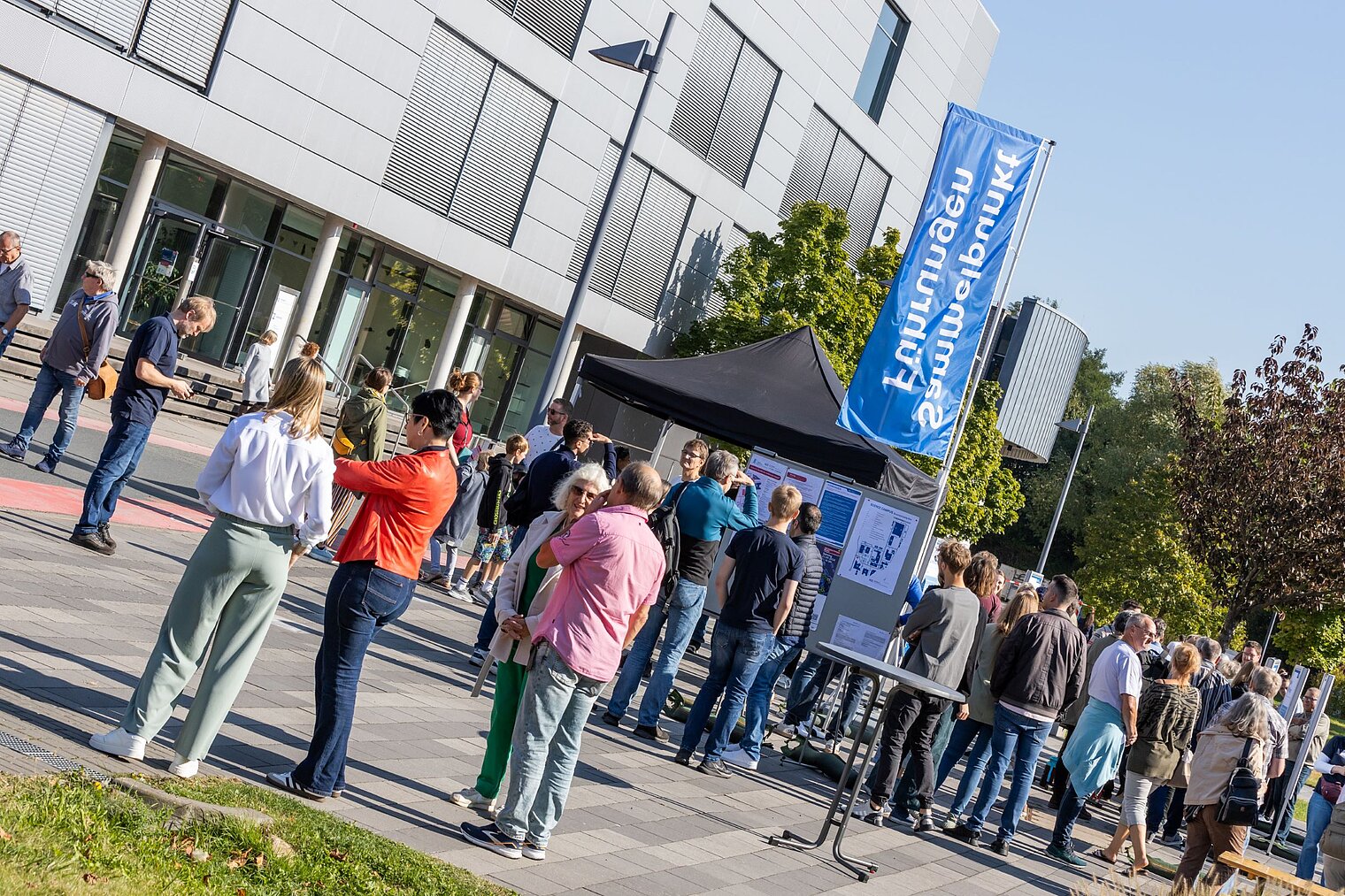 Besucher:innen auf der Plaza auf dem HZI-Campus