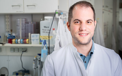 Dr. Andreas Pavlou, first author of the study, in the lab