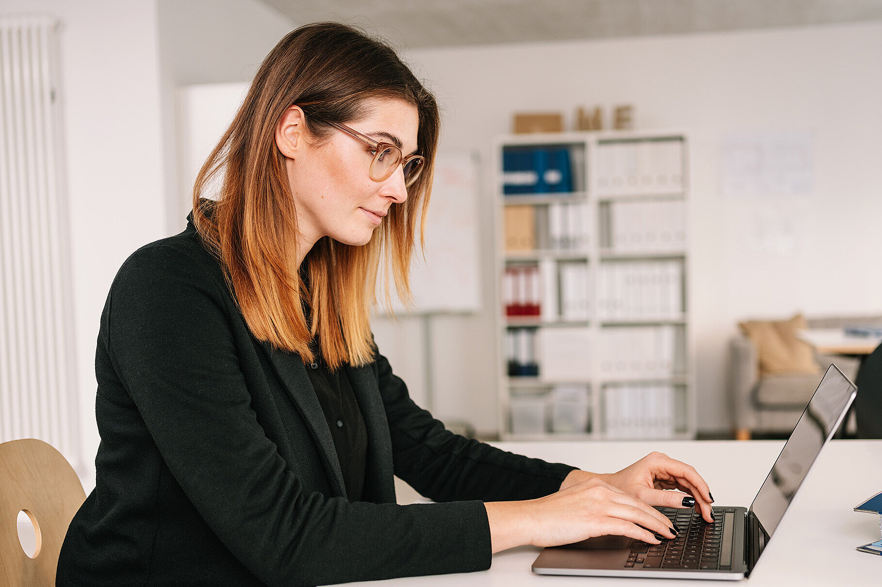 Frau am Laptop