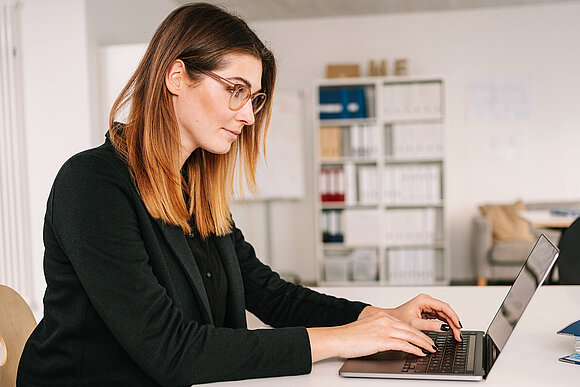 Frau am Laptop