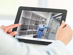 Eine Person hält ein Tablet mit einer Vorschau auf den virtuellen Rundgangs des HZI