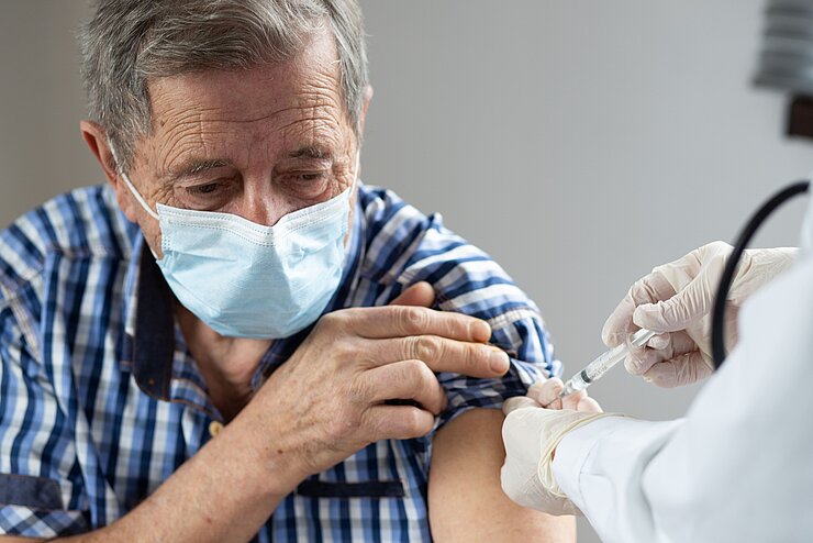 Impfung bei einem älteren Mann