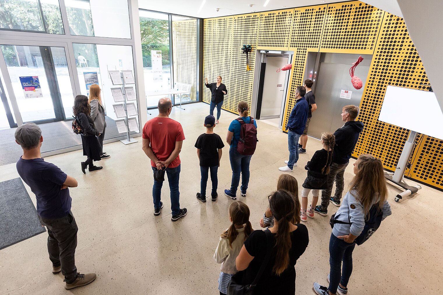 Besucher:innen im Foyer des Wirkstoffzentrums