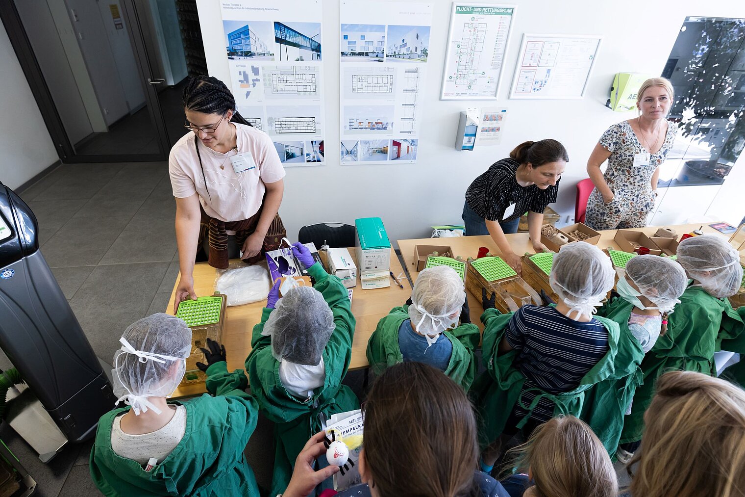 Kinder am Stand des Tierhaus