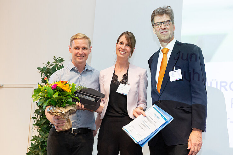 Stephanie Pfänder, awardee of the Jürgen Wehland Award, with Klemens Rottner (Chair of the Friends of the HZI) and Christian Scherf (Administrative Director of HZI).