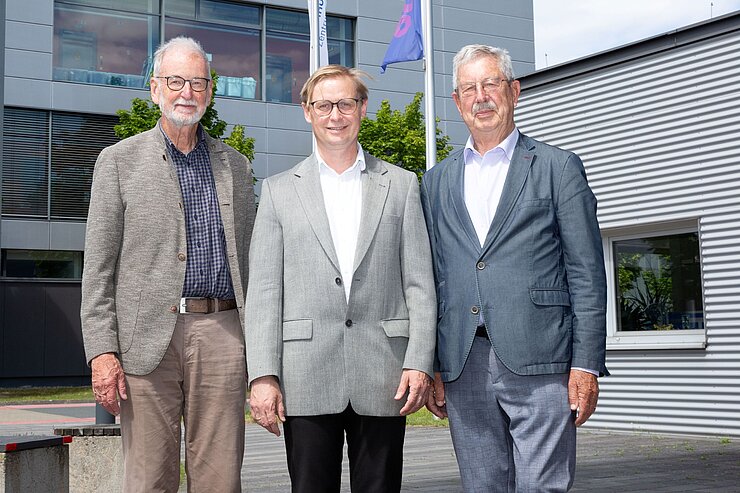 Gruppenbild mit drei Männern