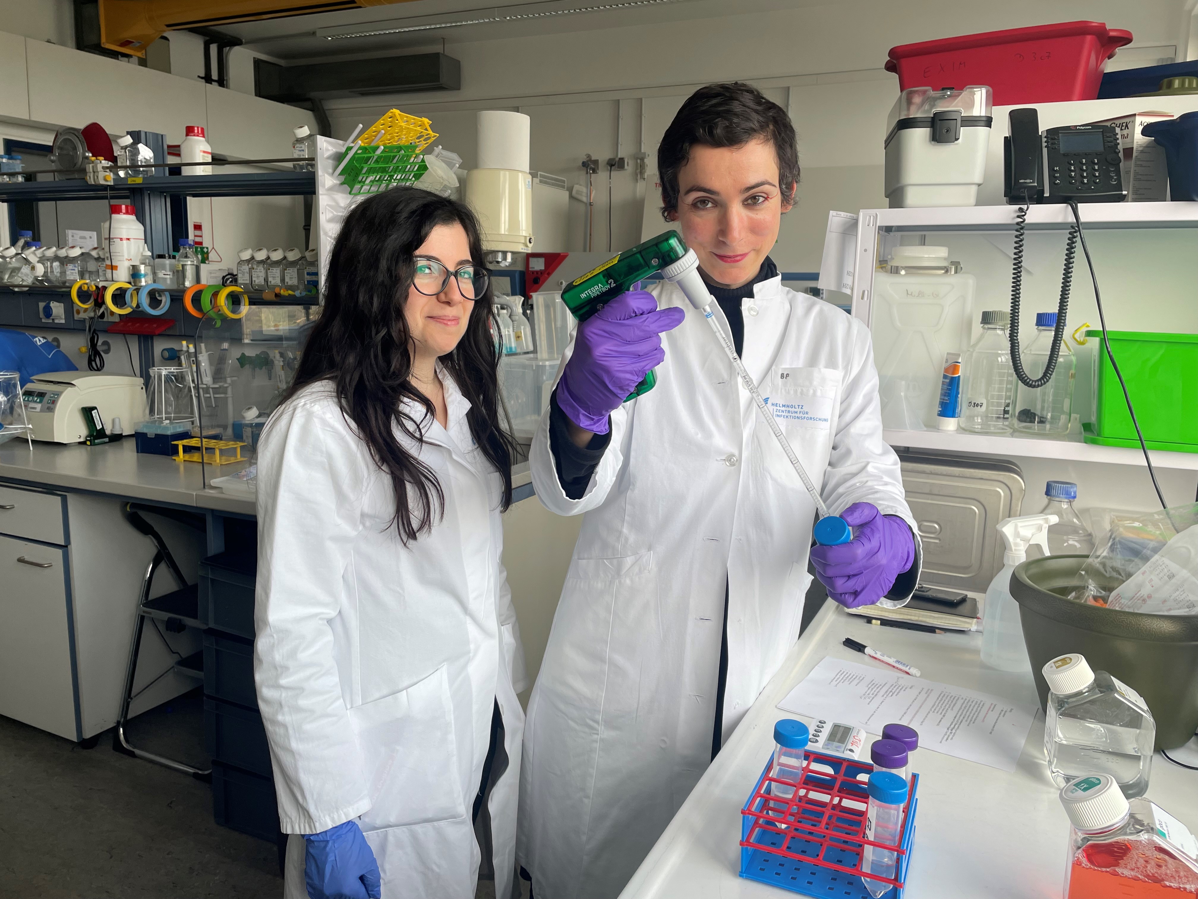 Martina Palatella (left) and Margherita Pevere in the laboratory of the department “Experimental Immunology”. 