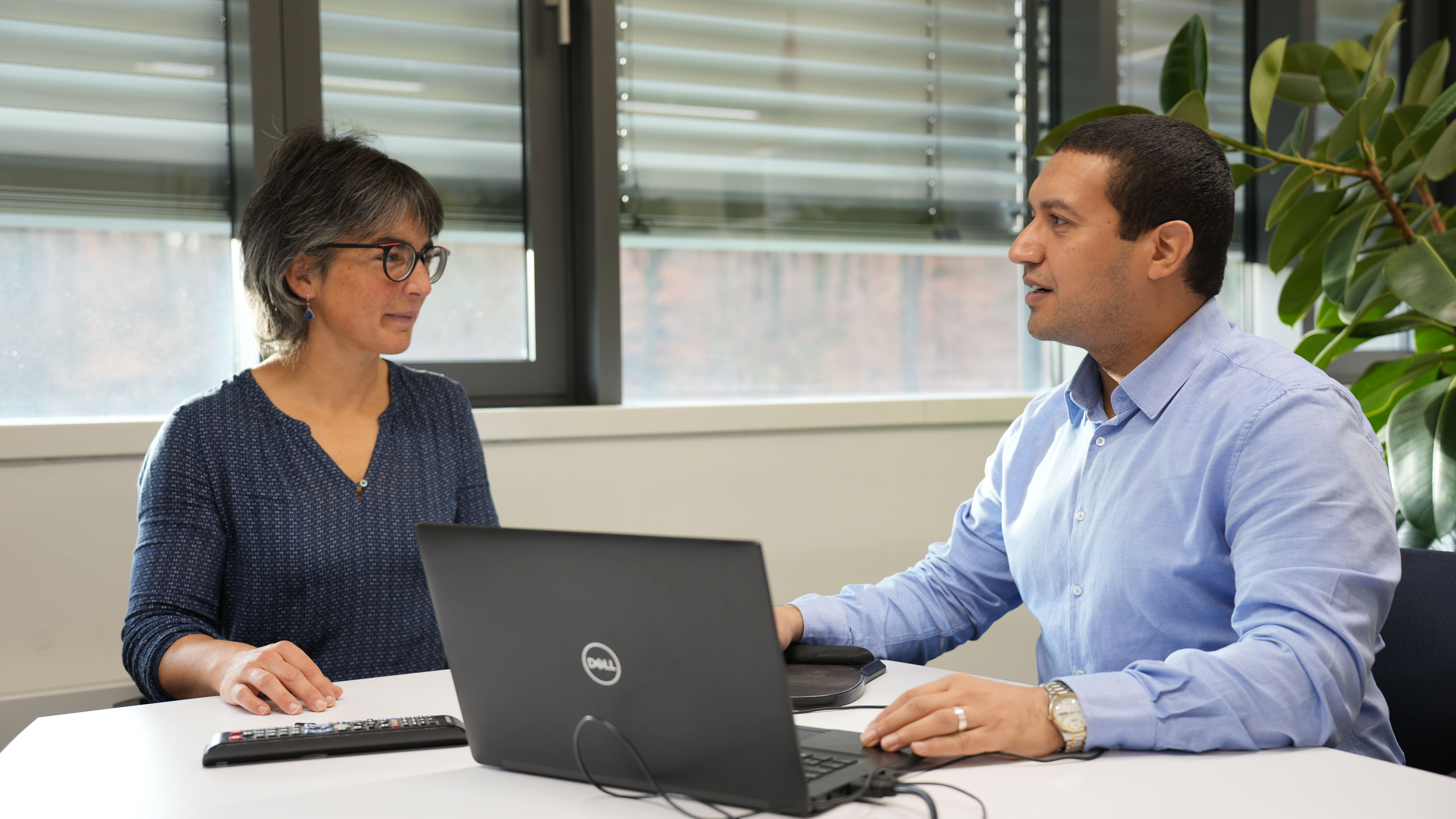 Prof. Anna Hirsch und Dr. Walid Elgaher sitzen vor einem Laptop