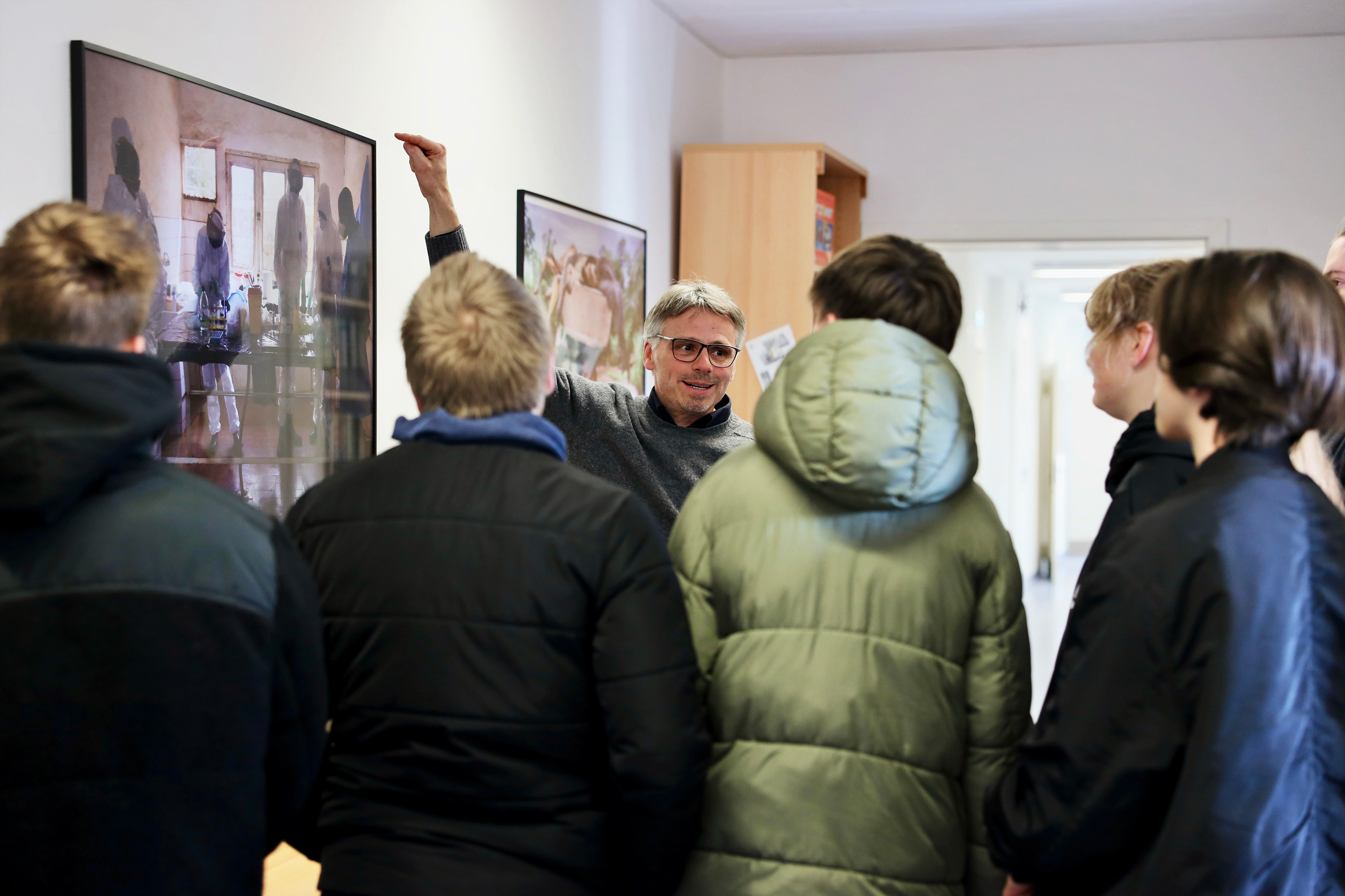 Fabian Leendertz mit einer Schülergruppe, die mit dem Rücken zur Kamera steht